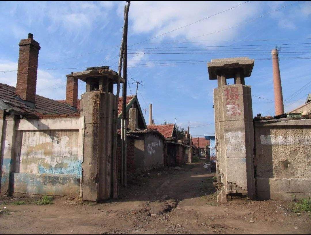 四平的独特魅力与评论文章概述