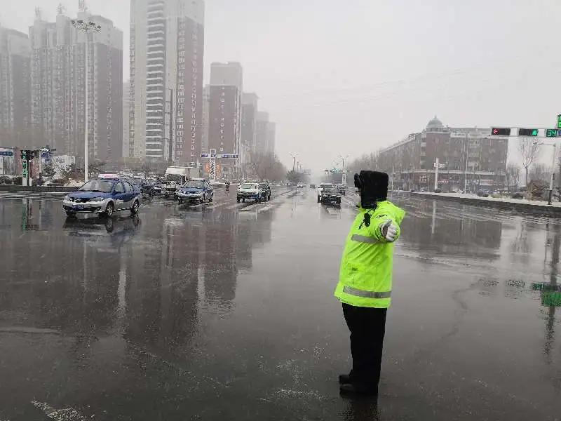 四平的独特魅力与评论文章概述